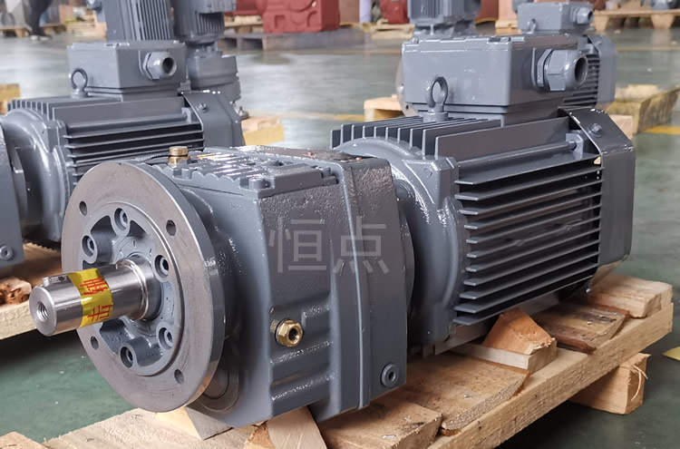 RF47系列減速機配直聯電機，立式安裝 輸出法蘭+軸 實物圖